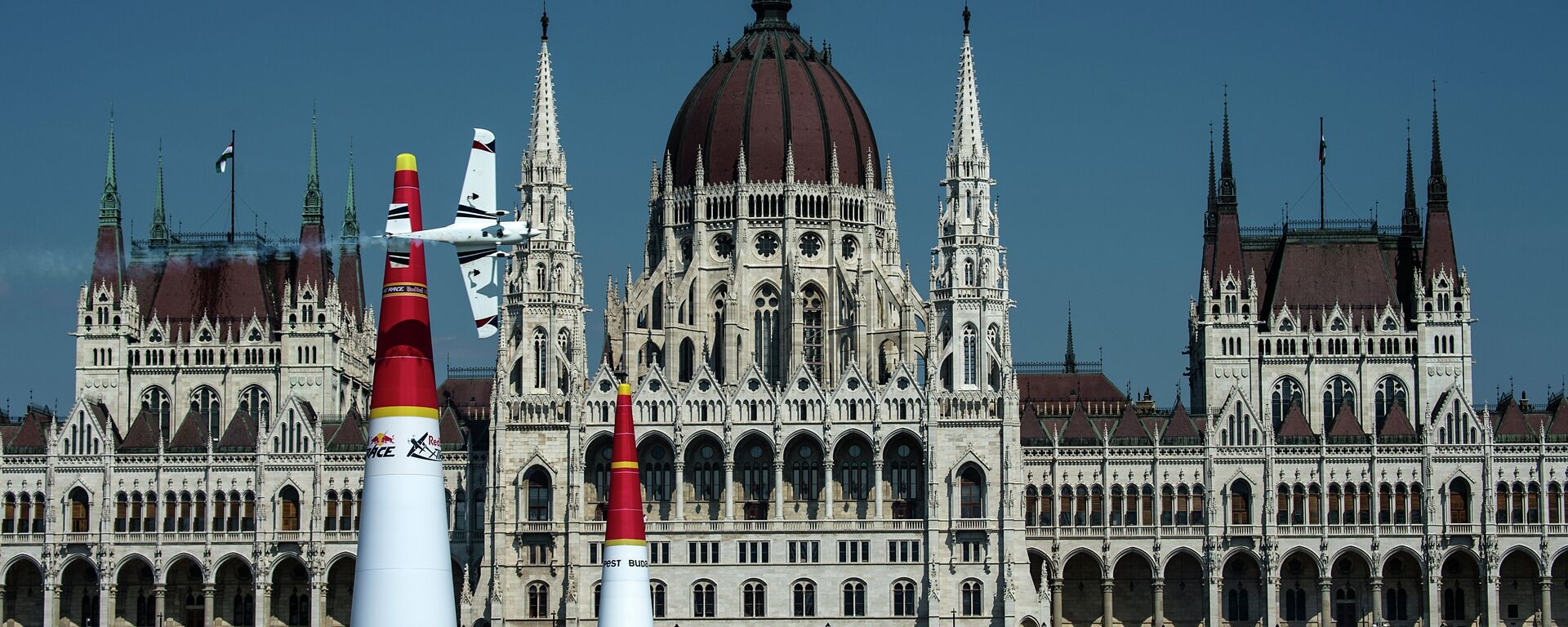 Martin Sonka of the Czech Republic performs during the finals of the fourth stage of the Red Bull Air Race World Championship in Budapest, Hungary on July 5, 2015 - Sputnik Moldova, 1920, 26.05.2023