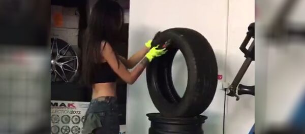 Девушка на вулканизации Девушка на вулканизации - Sputnik Молдова
