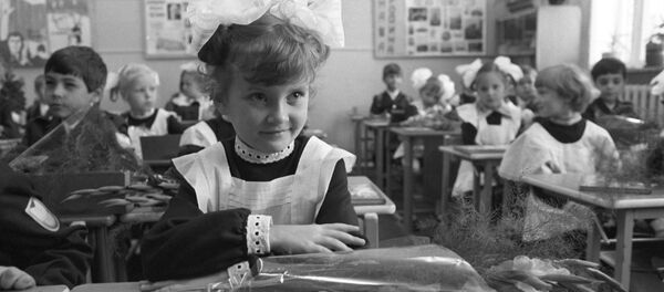 Первоклассница во время урока в День знаний Первоклассница во время урока в День знаний - Sputnik Молдова