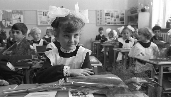 Первоклассница во время урока в День знаний - Sputnik Молдова