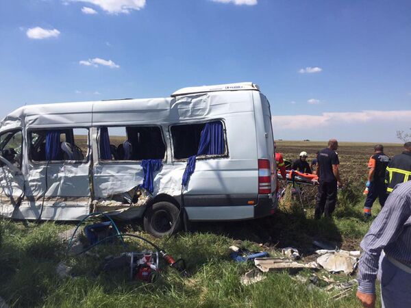 Imagini de la accidentul grav cu victime multiple, din județul Teleorman, în care au fost implicate 17 persoane Imagini de la accidentul grav cu victime multiple, din județul Teleorman, în care au fost implicate 17 persoane - Sputnik Moldova-România