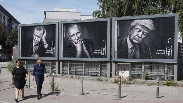 Женщины проходят мимо рекламных плакатов немецкого производителя безалкогольных напитков, изображающих президента России Владимира Путина, президента США Дональда Трампа и президента Турции Тайипа Эрдогана во время саммита G20 в Гамбурге, Германия, 6 июля 2017 года - Sputnik Молдова