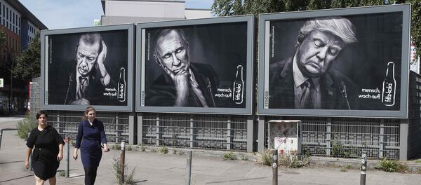 Женщины проходят мимо рекламных плакатов немецкого производителя безалкогольных напитков, изображающих президента России Владимира Путина, президента США Дональда Трампа и президента Турции Тайипа Эрдогана во время саммита G20 в Гамбурге, Германия, 6 июля 2017 года - Sputnik Молдова