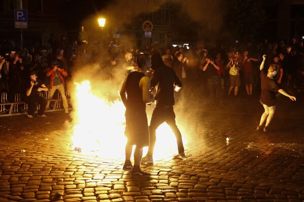 Протестующие против саммита G20 в Гамбурге у горящих баррикад на одной из улиц города - Sputnik Молдова