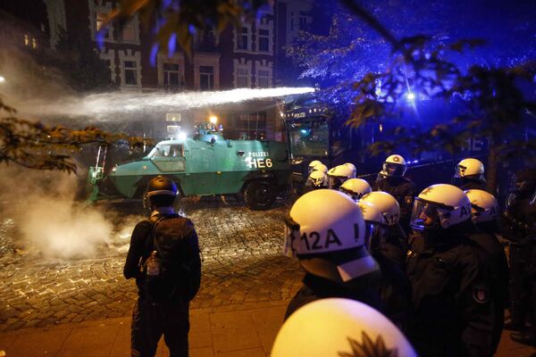 Полиция Гамбурга применила водометы против демонстрантов, протестующих против саммита G20 - Sputnik Молдова