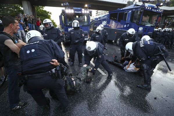 Сотрудники полиции Гамбурга задерживают участников акций протеста против саммита G20 - Sputnik Молдова