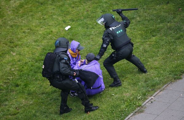 Полиция Гамбурга разгоняет участников акции протеста против саммита G20, которые пытались прорваться в зону безопасности - Sputnik Молдова