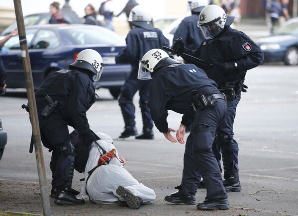 Полицейские задерживают одного из демонстрантов, принимавшего активное участие в протестах против саммита G20 - Sputnik Молдова