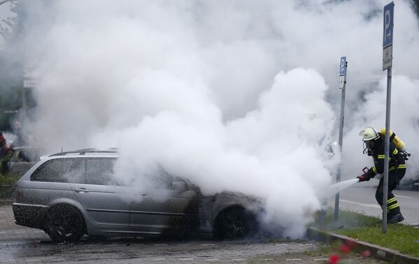 Десятки автомобилей сгорели во время акций протеста против саммита G20 в Гамбурге - Sputnik Молдова