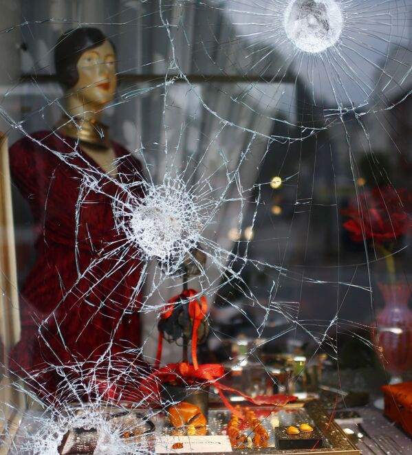 Разбитая витрина в одном из магазинов на улице, где проходила акция протеста против саммита G20 в Гамбурге - Sputnik Молдова