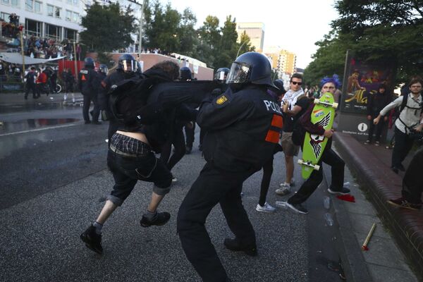 Полиция Германии не дает протестующим против G20 прорваться в зону безопасности, чтобы сорвать саммит - Sputnik Молдова