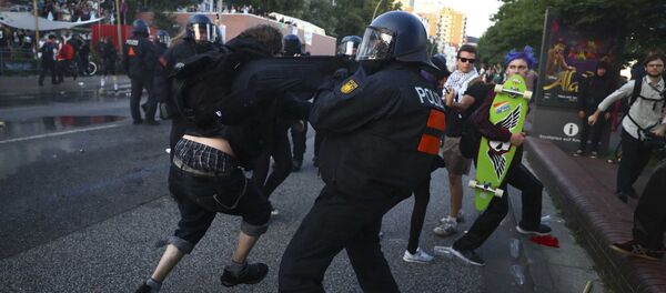 Полиция Германии не дает протестующим против G20 прорваться в зону безопасности, чтобы сорвать саммит - Sputnik Moldova-România