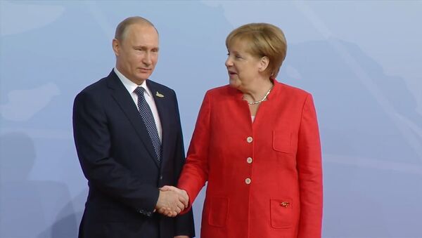 Путин и Меркель обменялись рукопожатием на встрече участников G20 - Sputnik Молдова