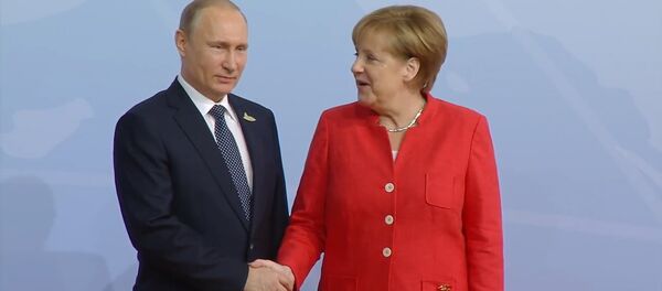 Путин и Меркель обменялись рукопожатием на встрече участников G20 Путин и Меркель обменялись рукопожатием на встрече участников G20 - Sputnik Молдова