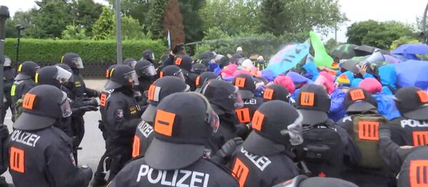 Полиция газом разгоняла протестующих против саммита G20 в Гамбурге Полиция газом разгоняла протестующих против саммита G20 в Гамбурге - Sputnik Молдова