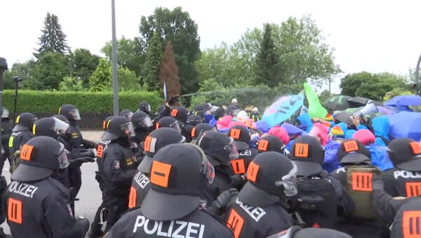 Полиция газом разгоняла протестующих против саммита G20 в Гамбурге - Sputnik Молдова