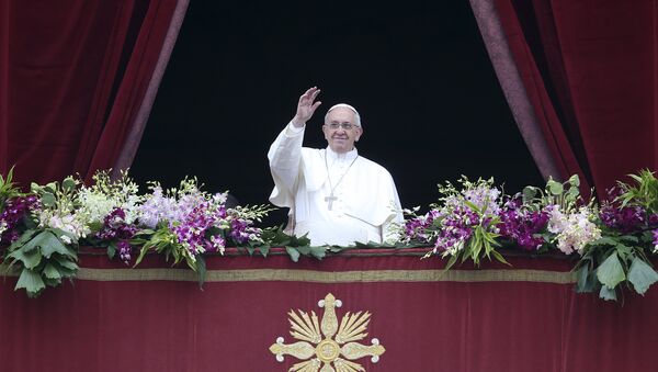 Pope Francis waves as he delivers a Urbi et Orbi message from the balcony overlooking St. Peter's Square at the Vatican April 5, 2015 - Sputnik Moldova-România