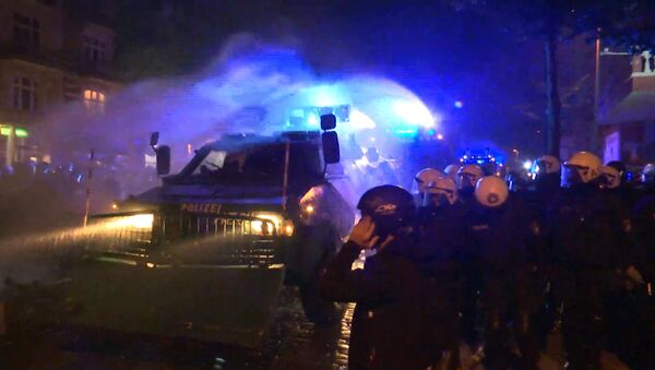 Ночные столкновения полицейских с протестующими в Гамбурге - Sputnik Молдова