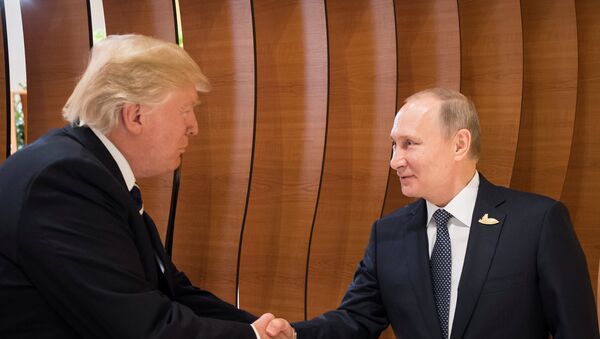 El presidente de EEUU, Donald Trump, y el presidente de Rusia, Vladímir Putin - Sputnik Moldova-România
