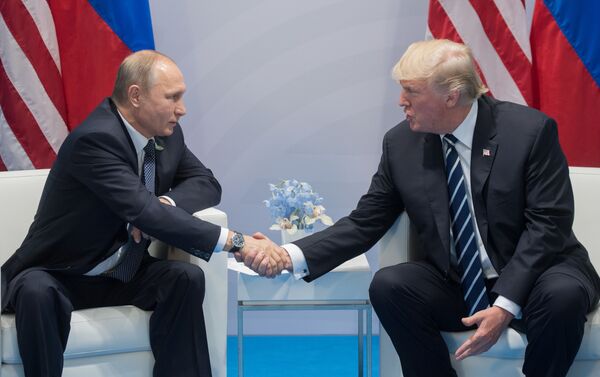 Президент РФ Владимир Путин и президент США Дональд Трамп во время беседы на полях саммита лидеров Группы двадцати G20 в Гамбурге - Sputnik Молдова