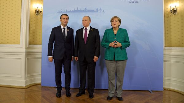 Președintele rus Vladimir Putin a avut la summit-ul G20 de la Hamburg o întâlnire cu preșeintele francez Emmanuel Macron și cu cancelarul german Angela Merkel - Sputnik Moldova
