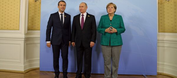 Președintele rus Vladimir Putin a avut la summit-ul G20 de la Hamburg o întâlnire cu preșeintele francez Emmanuel Macron și cu cancelarul german Angela Merkel Președintele rus Vladimir Putin a avut la summit-ul G20 de la Hamburg o întâlnire cu preșeintele francez Emmanuel Macron și cu cancelarul german Angela Merkel - Sputnik Moldova-România