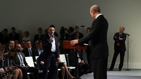 Vladimir Putin discută cu jurnaliștii în timpul summit-ului G20 de la Hambrug - Sputnik Moldova-România