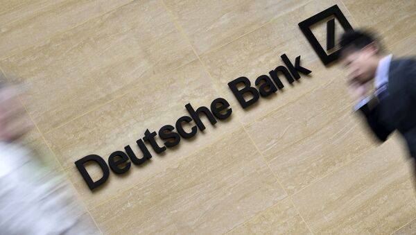 Workers walk past the London headquarters of Deutsche Bank in the City of London, Britain in this May 19, 2015 file photo - Sputnik Moldova-România