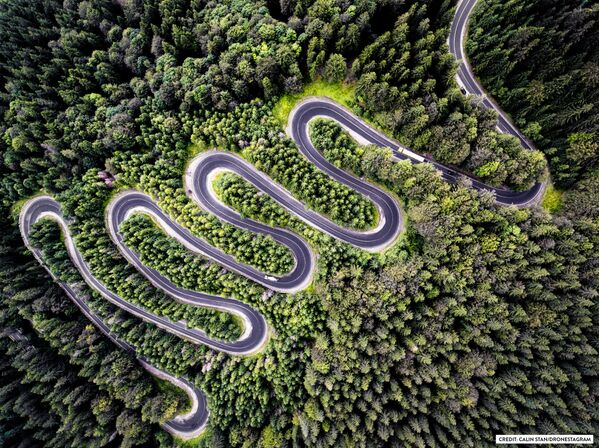 Снимок Infinite road to Transylvania, Romania фотографа Calin-Andrei Stan, занявший 2е место в категории Природа конкурса Dronestagram - Sputnik Молдова