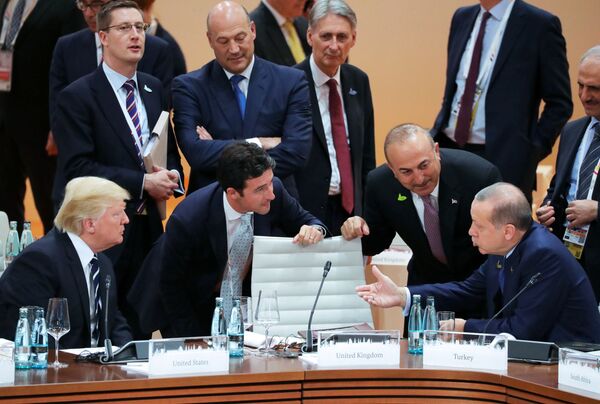 Президент США Дональд Трамп и президент Турции Реджеп Тайип Эрдоган беседуют перед началом первого заседания глав делегаций государств-участников Группы двадцати G20 в Гамбурге - Sputnik Молдова