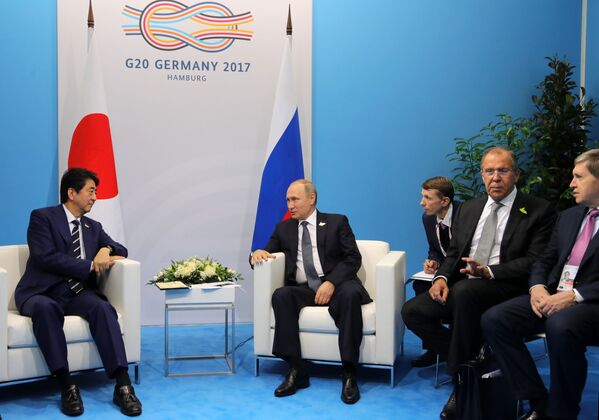 Президент РФ Владимир Путин и премьер-министр Японии Синдзо Абэ во время беседы на полях саммита лидеров Группы двадцати G20 в Гамбурге - Sputnik Молдова