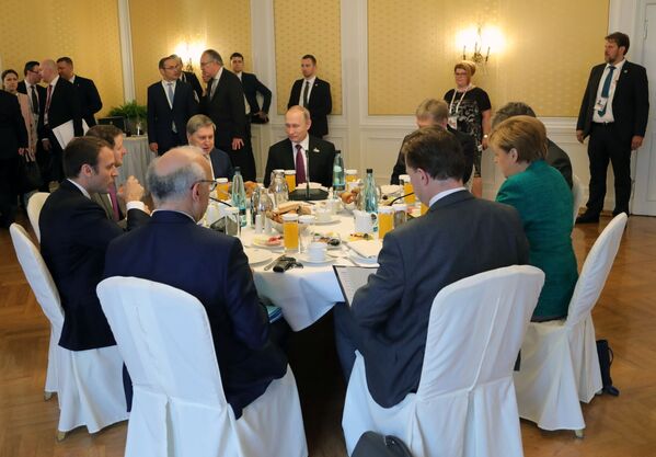 Президент РФ Владимир Путин во время совместного с канцлером Германии Ангелой Меркель и президентом Франции Эммануэлем Макроном завтрака на полях саммита лидеров Группы двадцати G20 в Гамбурге - Sputnik Молдова