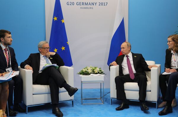 Президент РФ Владимир Путин и председатель Европейской комиссии Жан-Клод Юнкер во время беседы на полях саммита лидеров Группы двадцати G20 в Гамбурге - Sputnik Молдова