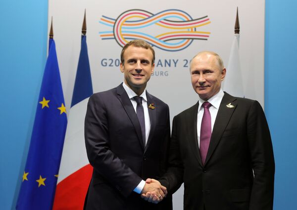 Президент РФ Владимир Путин и президент Франции Эммануэль Макрон во время беседы на полях саммита лидеров Группы двадцати G20 в Гамбурге - Sputnik Молдова