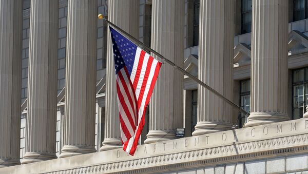 Государственный флаг США на здании министерства торговли в Вашингтоне - Sputnik Молдова