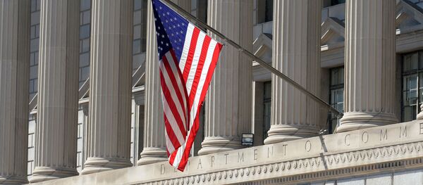 Государственный флаг США на здании министерства торговли в Вашингтоне - Sputnik Moldova