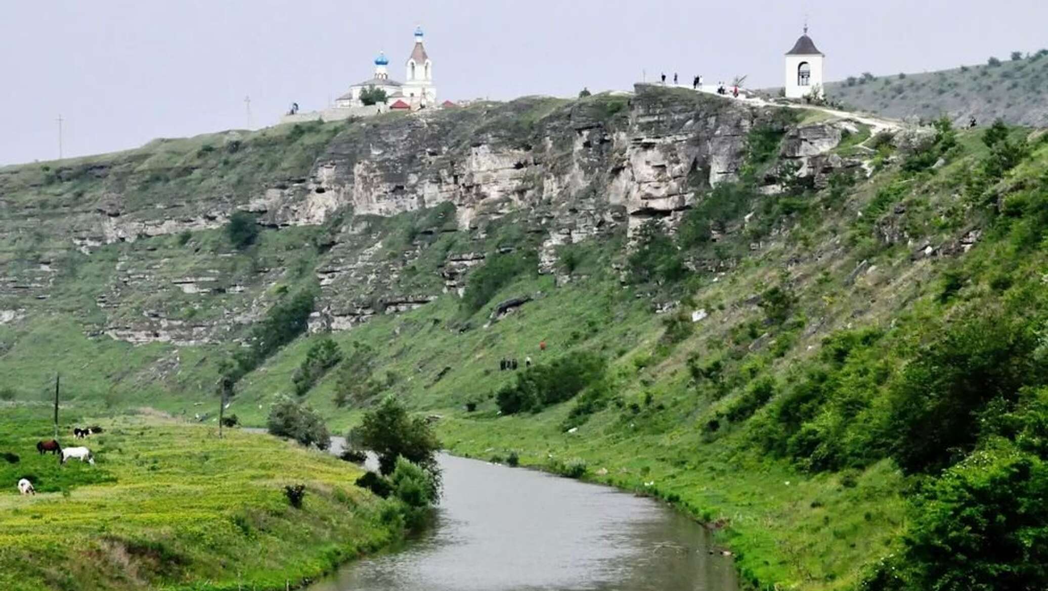 Где в молдавии можно. Монастырь Орхей Векь. Старый Орхей Молдова. Orheiul vechi Молдова. Старый Оргеев монастырь.