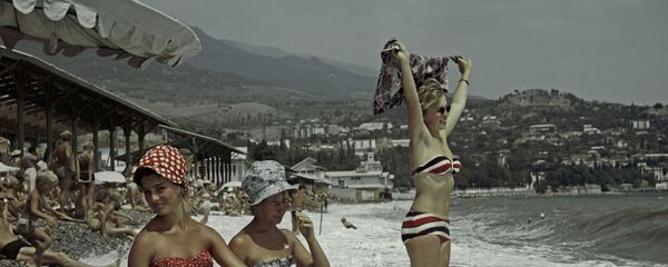 Девушки отдыхают на берегу Черного моря - Sputnik Moldova