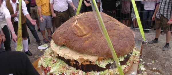 Самый большой в мире гамбургер Самый большой в мире гамбургер - Sputnik Молдова