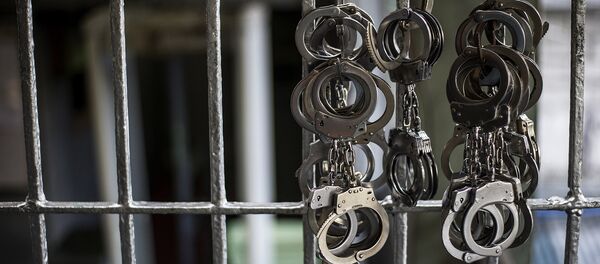 Наручники на решетке камеры предварительного заключения - Sputnik Moldova
