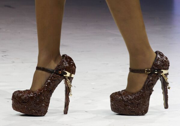 Туфли, покрытые шоколадом, на показе мод в Париже - Sputnik Молдова