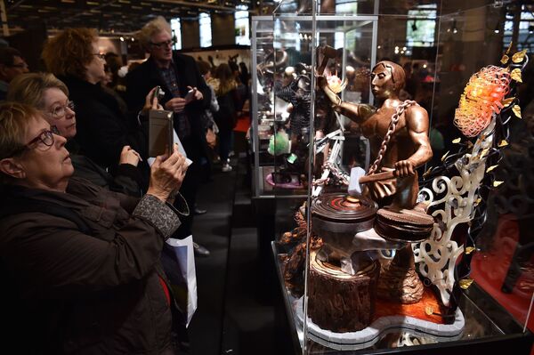 Шоколадные скульптуры на выставке-ярмарке Салон шоколада в Париже - Sputnik Молдова