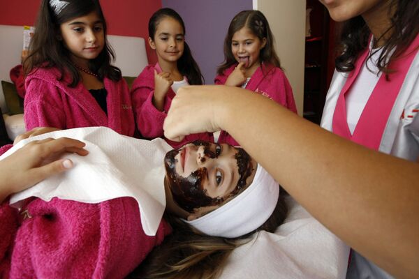 Ливанская девочка во время косметической процедуры с шоколадной маской в центре красоты для детей в Бейруте - Sputnik Молдова