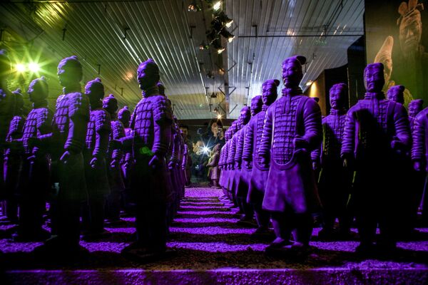 Фигурки терракотовой армии Китая, сделанные из шоколада - Sputnik Молдова