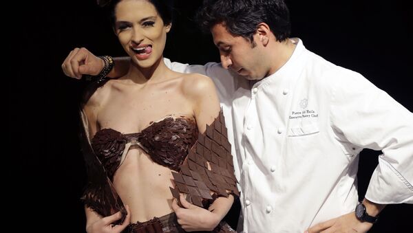 Модель на шоколадном показе ливанского дизайнера Pierre Abi Haila в Бейруте - Sputnik Молдова
