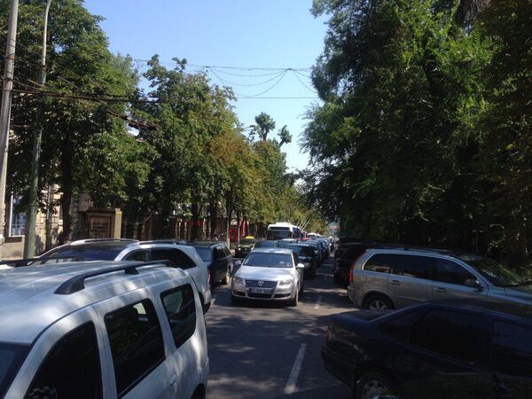 Ambuteaj pe str. Bănulescu Bodoni din Chișinău Ambuteaj pe str. Bănulescu Bodoni din Chișinău - Sputnik Moldova-România