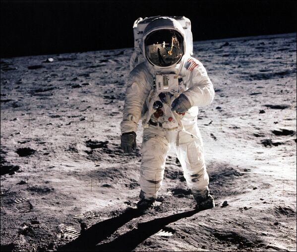 Эта фотография Человек на Луне была сделана 21 июля 1969 года астронавтом Нилом Армстронгом. На ней изображен астронавт Эдвин Олдрин. В ходе полета космического корабля Аполлон-11 16—24 июля 1969 года жители Земли впервые в истории совершили посадку на поверхность другого небесного тела — Луны. 20 июля 1969 года командир экипажа Аполлон-11 Нил Армстронг и пилот Эдвин Олдрин посадили лунный модуль корабля в юго-западном районе Моря Спокойствия. Они оставались на поверхности Луны в течение 21 часа 36 минут и 21 секунды - Sputnik Молдова