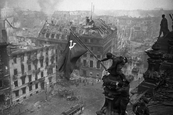 Снимок Знамя Победы над рейхстагом был снят в 1945 году советским военным корреспондентом Е. А. Халдеем. Этот снимок облетел весь мир и стал одним из символов победы над фашистской Германией во Второй мировой войне - Sputnik Молдова