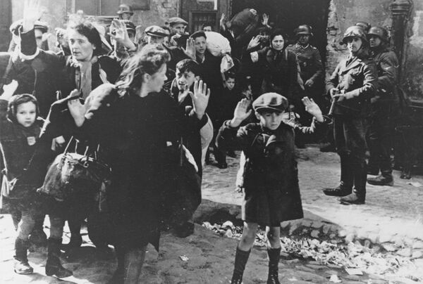 Ororile Holocaustului: Iată ce s-a întâmplat cu sute de mii de evrei din Basarabia - Video Ororile Holocaustului: Iată ce s-a întâmplat cu sute de mii de evrei din Basarabia - Video - Sputnik Moldova