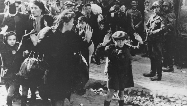 Еврейский мальчик сдаётся в Варшаве, автор неизвестен, 1943 - Sputnik Молдова